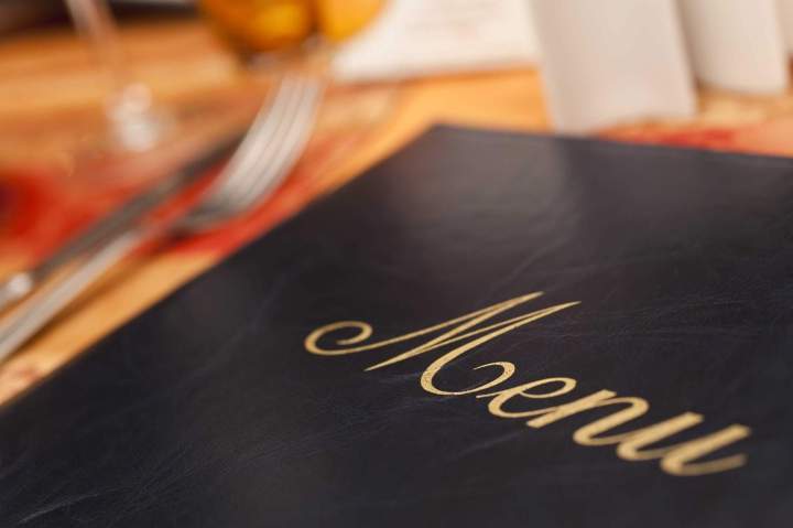 Plusieurs plats différents du menu dun restaurant, joliment dressés et photographiés ensemble, montrant la diversité des options.